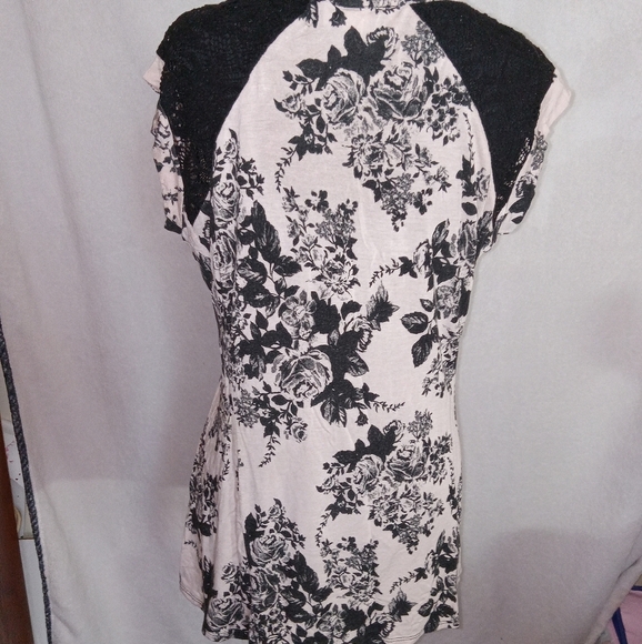 Carol Rose Black and Cream Floral Top Whimsigoth - Picture 11 of 11